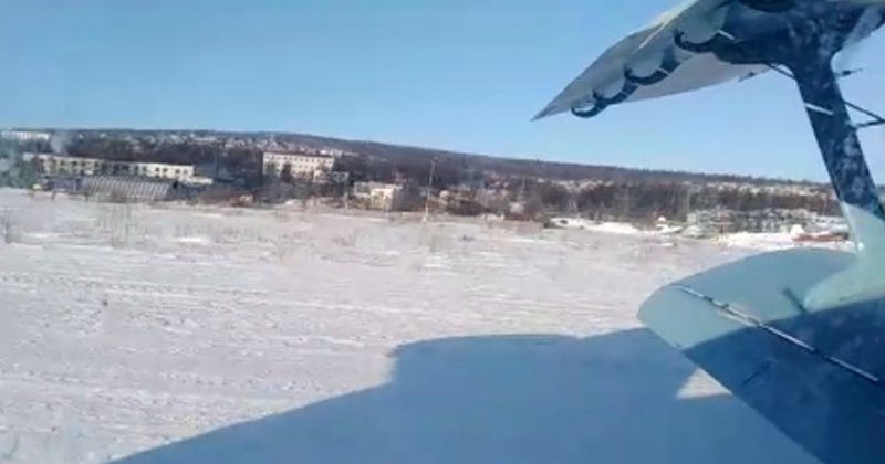 Момент жесткой посадки Ан-2 в Магадане попал на видео.