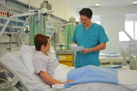 Пациенты с коленным и тазобедренным остеоартрозом смогут быстро получить протезы.