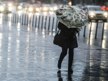Mâine la fel va ploua pe întreg teritoriul ţării, iar temperaturile scad şi mai mult. 