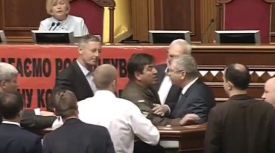 Предотвратить конфликт пыталась вице-спикер парламента Ирина Геращенко.
