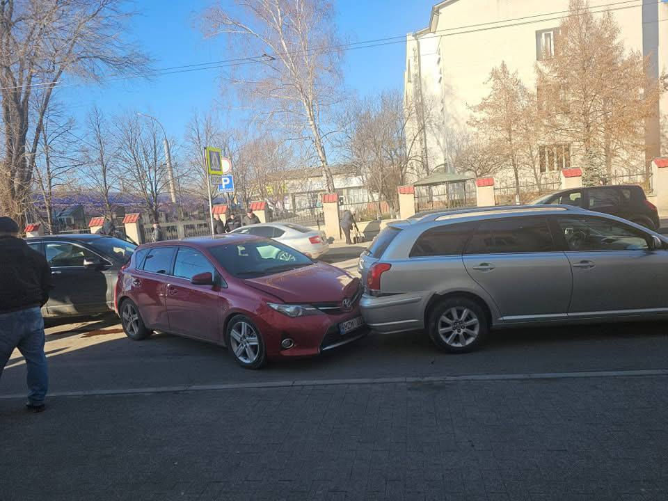 Trei automobile, implicate într-un accident din Bălți.