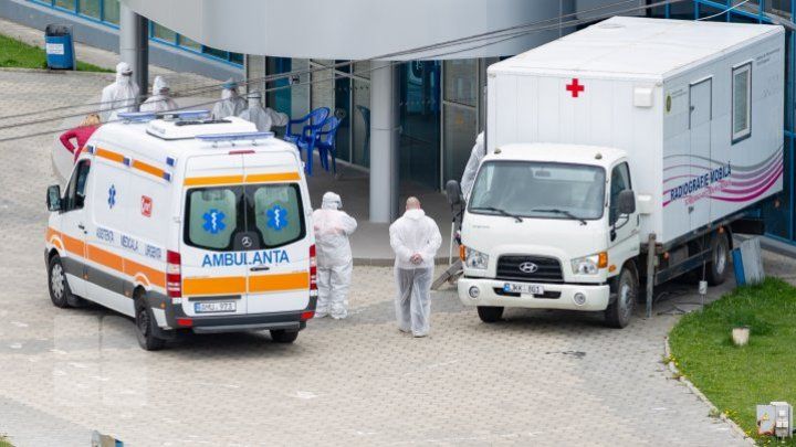 Машины скорой помощи прибывают к центру приема пациентов с COVID-19.