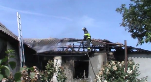 Un incendiu izbucnit în această dimineață a cuprins anexa unei case de locuit din satul Peresecina. Foto: dse.md