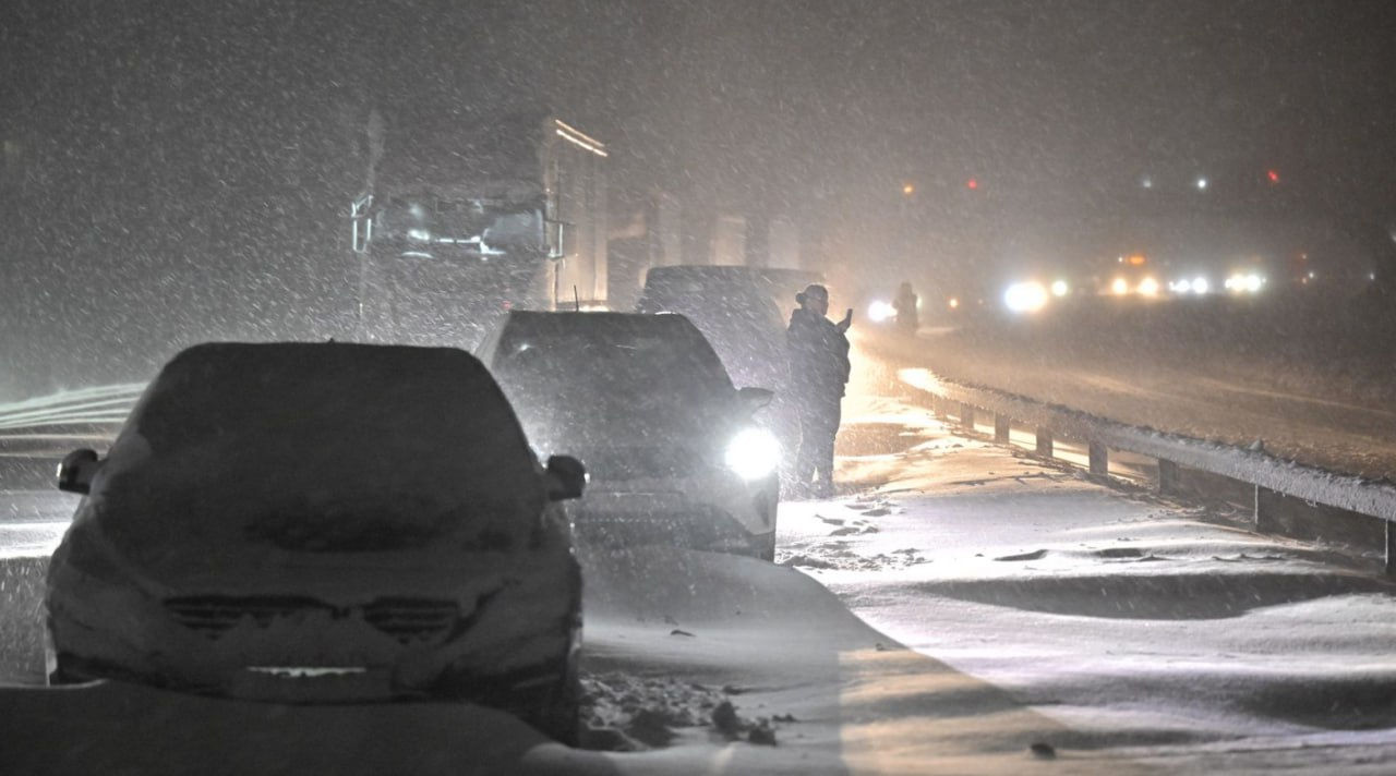 На юге Швеции 1000 водителей застряли на трассе в снежных заносах, на помощь привлекли армию.