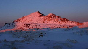Mai multe corturi în formă de cupolă au fost construite în mijlocul deşertului Wadi Rum. 
