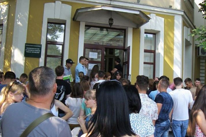 Министерство просвещения, культуры и науки информирует о промежуточных результатах зачисления в  17 государственных и 11 частных вузов страны.