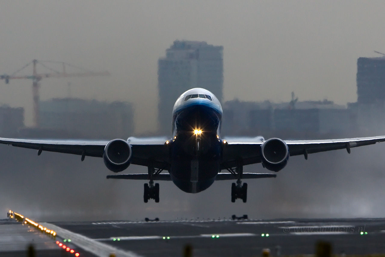 Из-за технического сбоя United Airlines посадила все самолеты.