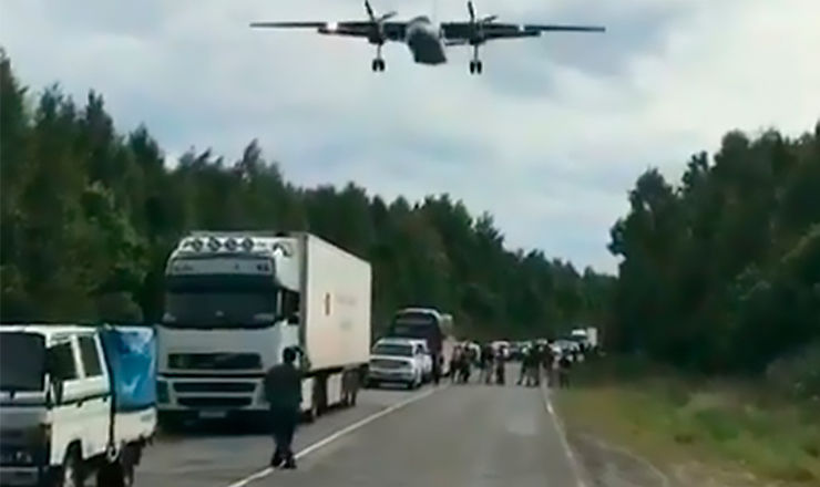 Посадка боевых самолетов на трассу под Хабаровском попала на видео.