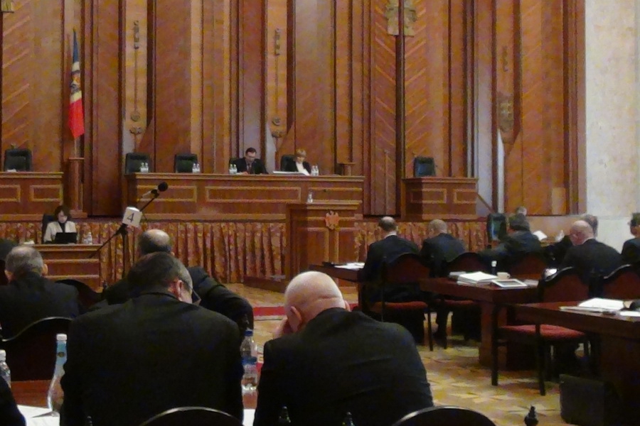 В альянсе не исключают, что выход депутатов связан не с политической ситуацией, а финансово-экономическими интересами.