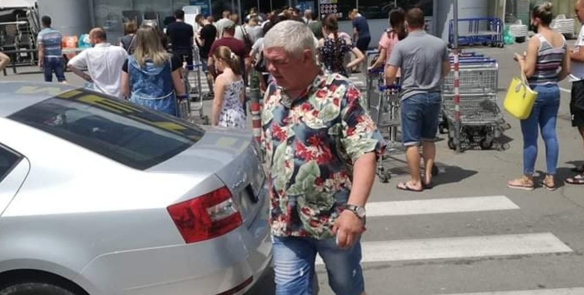 В разгар пандемии десятки людей толпились у входа в столичный магазин.