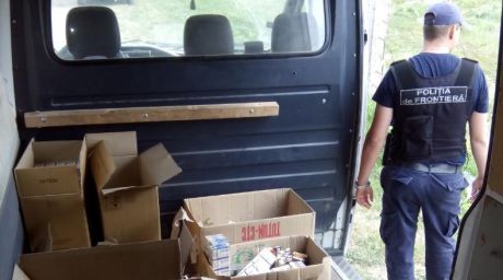 Echipele mobile ale Poliției de Frontieră au depistat în trafic un microbuz în care erau transportate 1.580 pachete de ţigări. Foto: border.gov.md