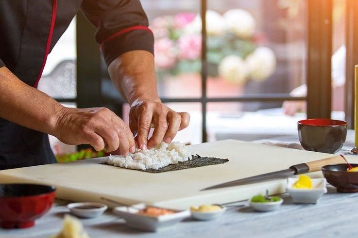 Как устроиться работать сушистом и научиться готовить суши