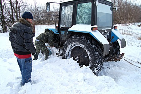 Даже снегоуборочная машина застряла во время расчистки трассы. Фото: blog.i.ua