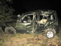 În urma impactului, trei persoane au fost rănite, șoferița și doi pasageri cu vârstele de 27 și respectiv 28 ani, domiciliați satul Sălcuța