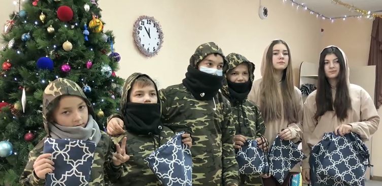 Дети из центров временного размещения научились шить одежду и аксессуары.