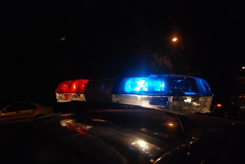 Potrivit poliţiei, acesta s-a împiedicat după ce a ieşit din bar şi a căzut pe carosabil.