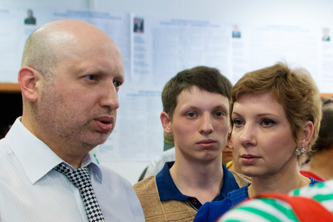 Мама торжественно объявила, что сын должен служить как все, однако папа-спикер решил иначе.