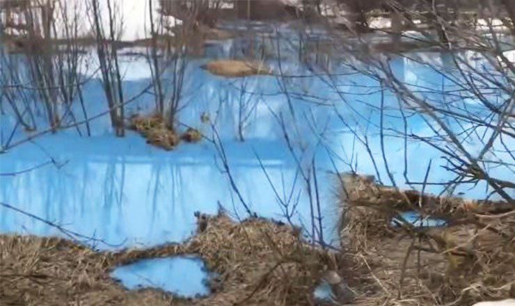 Озеро в городе Дзержинске в Нижегородской области окрасилось в голубой цвет. 