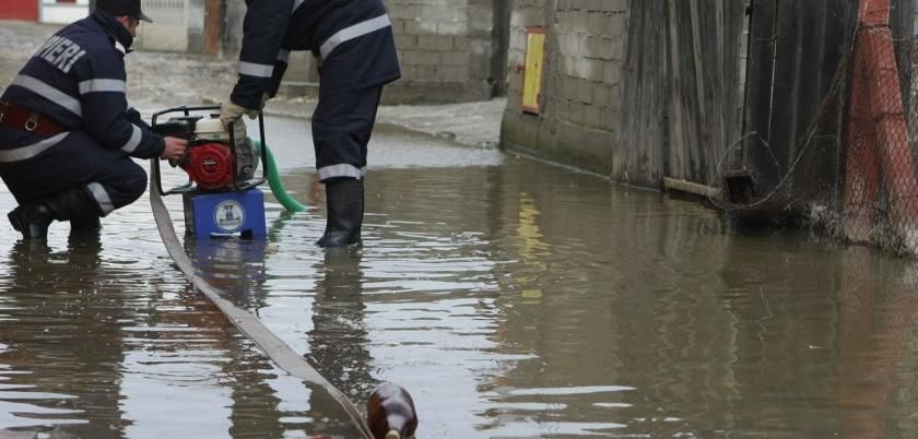 Câteva zeci de gospodării din oraşul Hânceşti au fost inundate de apele râului Cogâlnic. 