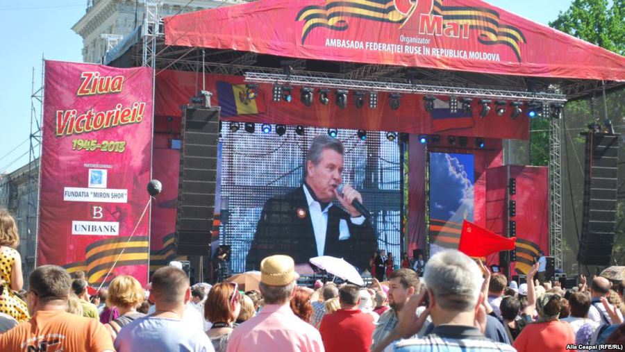 Artiştii au fost aduşi la chişinău din banii milionarului moldovean Ilan Shor, care nu a vrut să spună cît l-a costat cadoul pentru moldoveni, cu ocazia 9 Mai.