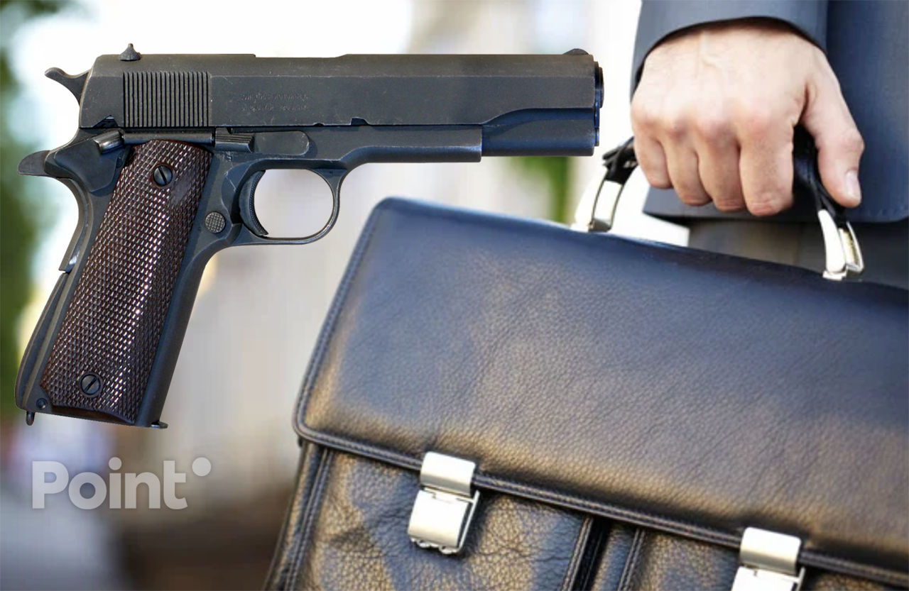 Persoanele care au funcții de demnitate publică ar putea deține arme fără a trece expertiza psihiatrică.