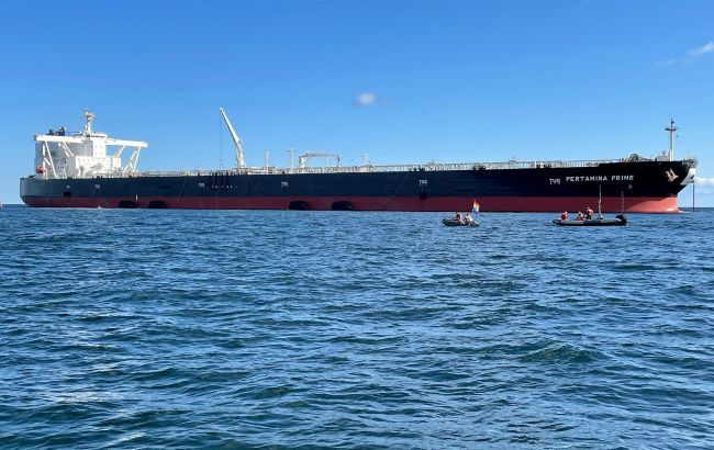 Активисты Greenpeace заблокировали два танкера с российской нефтью у берегов Дании.
