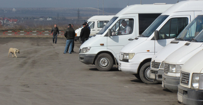 Администратор маршрутки, курсировавшего по маршруту №120 в столице, пытается снять с себя ответственность за участие его микроавтобуса в аварии под Меренами. Фотo: timpul.md