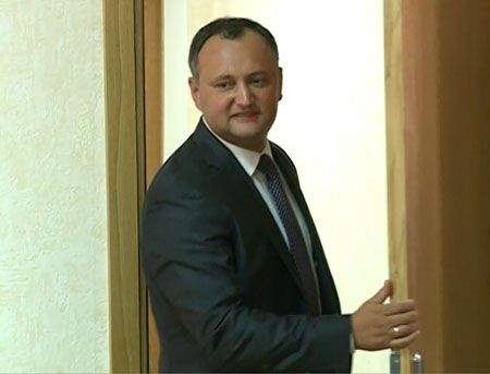 Dodon îl îndeamnă pe Diacov să meargă în data de 9 mai, în Piața Marii Adunări Naționale pentru a afla părerea cetățenilor. Foto: inprofunzime.md