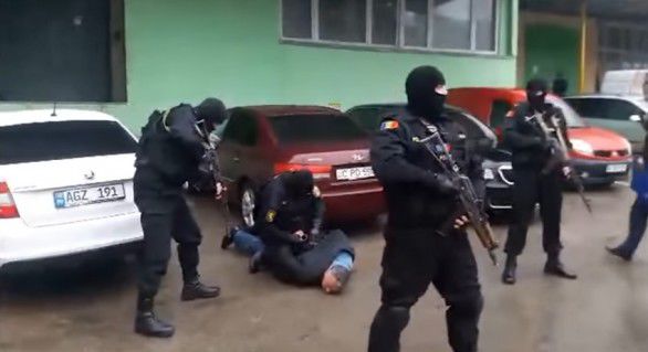 În imagini se vede cum mascații, cel mai probabil de la „Fulger”, înarmați cu automate Kalașnikov, scot dintr-un automobil un bărbat pe care îl pun la pământ și îl încătușează.