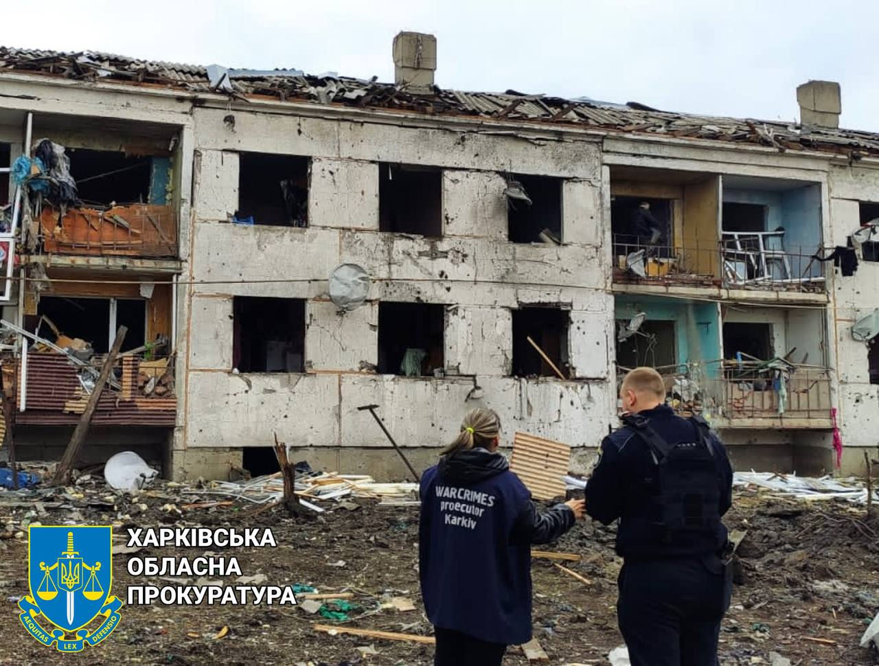 Украинская прокуратура показала последствия удара по поселку в Харьковской области.