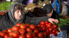 "Noi gătim o tocăniţă proaspătă de primăvară. Asta e prima roadă de primăvarăm, au multe vitamine şi ajută la circulaţia sângelui"