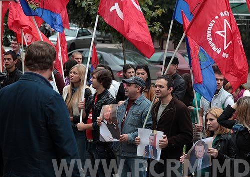 Партия коммунистов провела протестный пикет у здания парламента где заседала постоянная комиссия по экономике, бюджету и финансам. Фото: pcrm.md