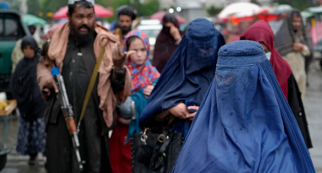 Talibanii au interzis femeilor să apară în public fără machiaj.