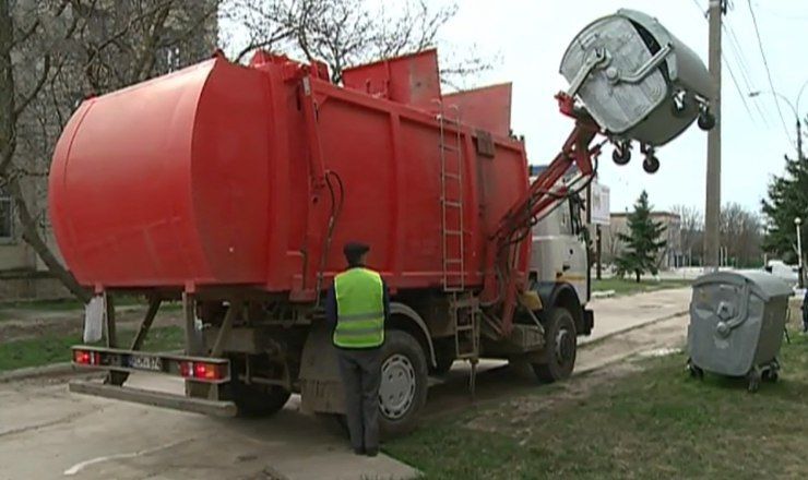 Рабочие из Чадыр-Лунги считают их настоящим чудом, потому что спецтехника почти все делает автоматически и им не нужно загружать мусор вручную.
