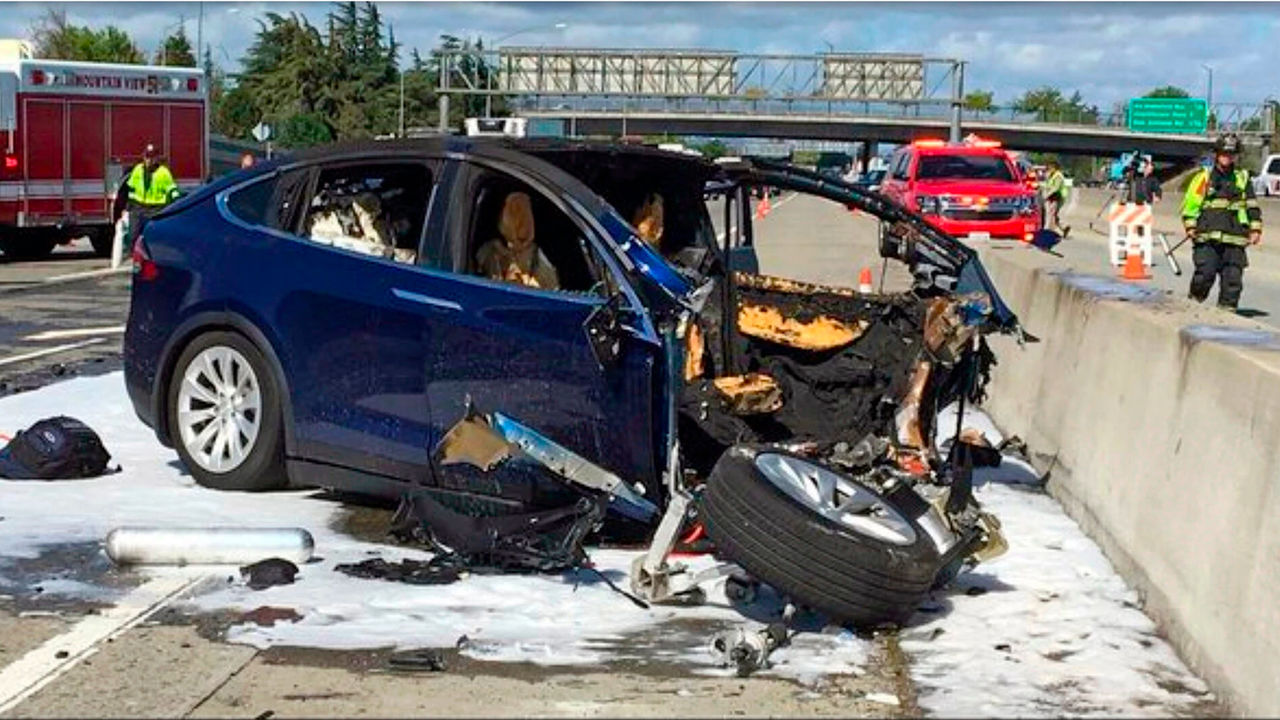 Водитель Tesla предстанет перед судом за смертельное ДТП по вине автопилота.