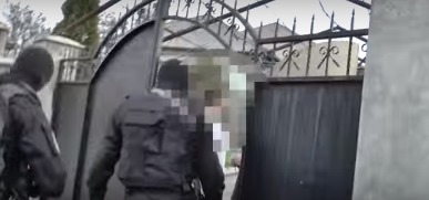 Трое чиновников мэрии Гидигич арестованы по подозрению в мошеннической схеме.
