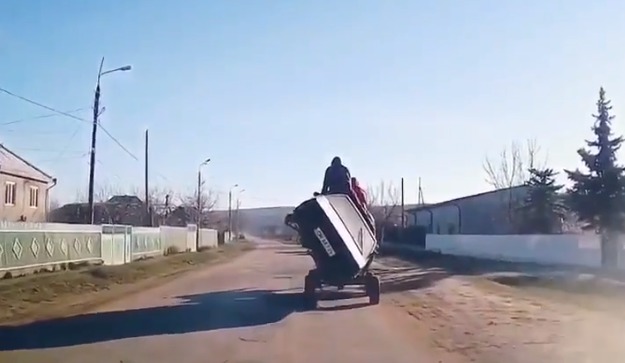В Яловенском районе двое мужчин перевозили автомобиль на каруце.