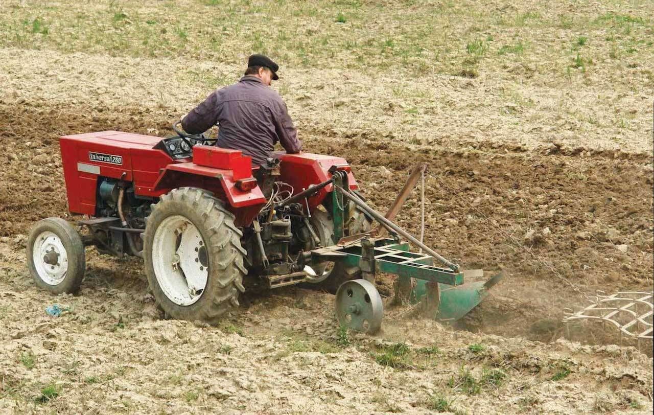 Prețul unei prime de asigurare, care nu e deloc după buzunarul fermierilor, variază în funcție de riscurile la care este supus terenul cu plantații sau culturi agricole. 