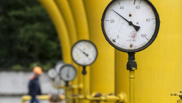 В соответствии с контрактом "Газпром" должен и предъявляет Украине штрафные санкции по "бери или плати" за 2014 год.