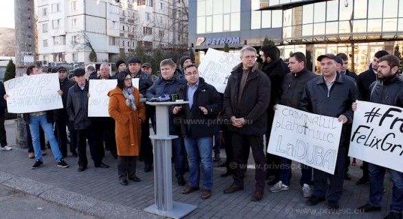 Membrii „Partidului Nostru” au organizat o conferință de presă în fața GBC. Foto: privesc.eu