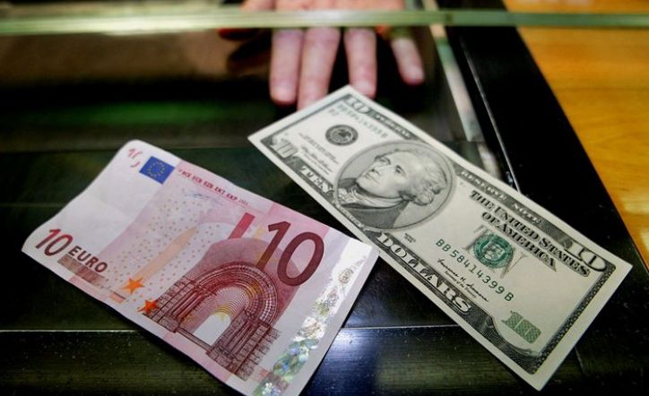 Cotaţia dolarului american a scăzut cu patru bani şi este de 19 lei şi 32 de bani.