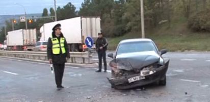 Două accidente de circulaţie cu implicarea a două maşini şi a unui microbuz de pasageri s-au produs în această seară la intrarea în Ialoveni.