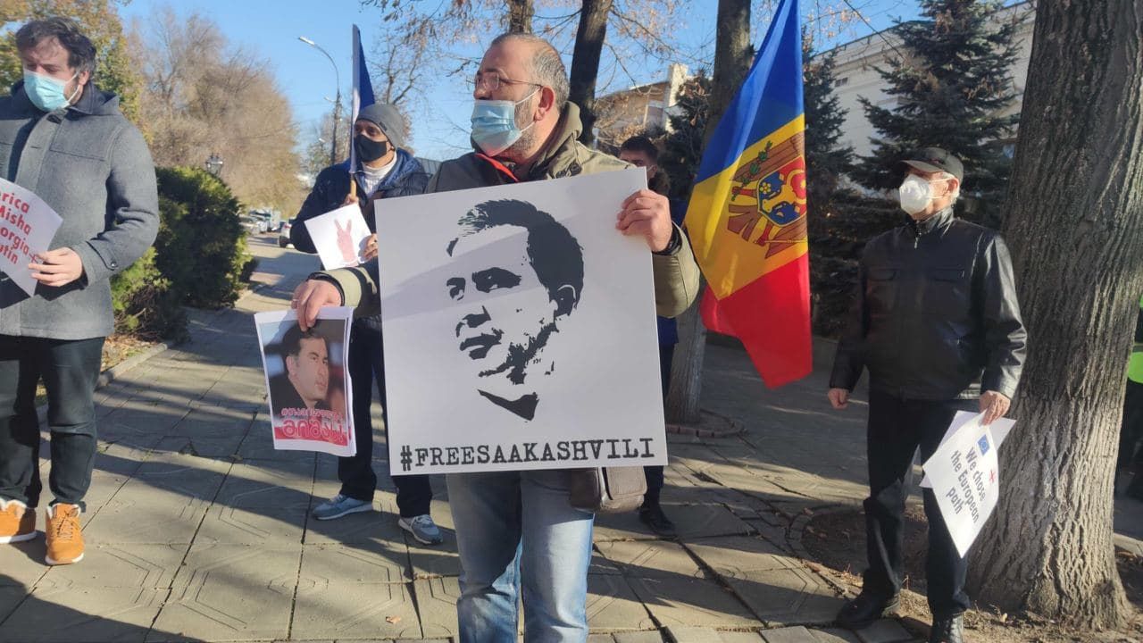 В Кишиневе прошла акция протеста в поддержку Саакашвили.