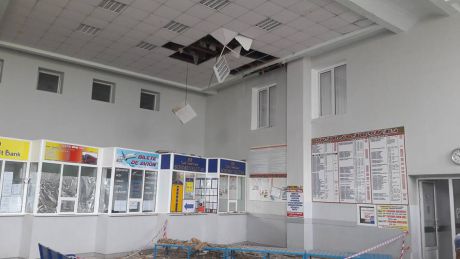 В зале ожидания Южного автовокзала - дождь, как на улице.