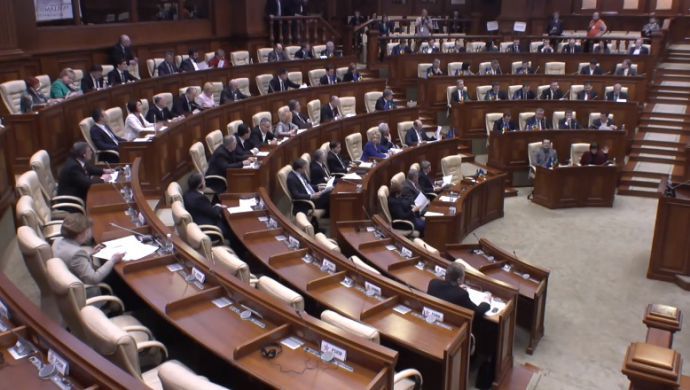 Обе кандидатуры поддержали 55 депутатов.