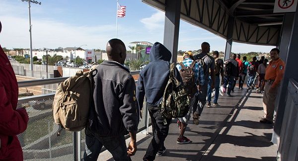 Власти США намерены собирать ДНК задержанных мигрантов.