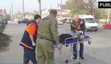 Оказавшись в яме, женщина не смогла выбраться самостоятельно и позвонила сыну.