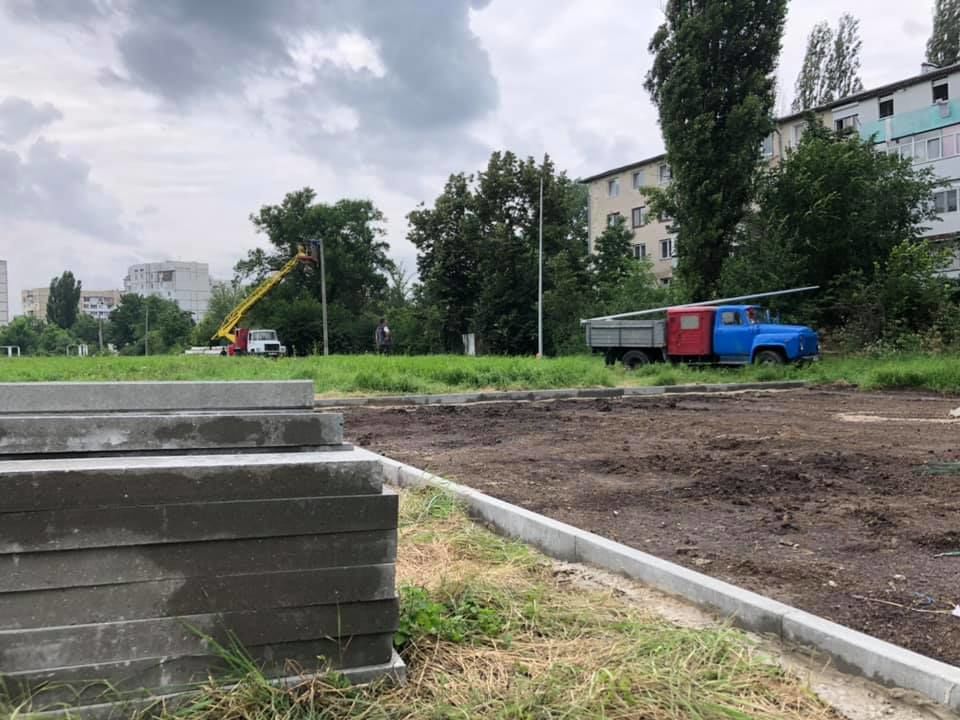 В городке Аэропорт идут работы по благоустройству.
