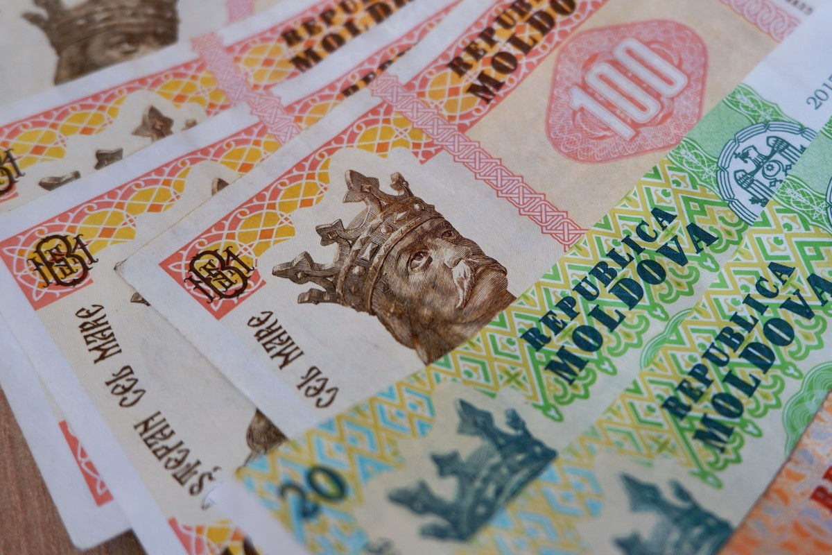 Размер среднемесячной зарплаты по экономике на 2024 год составит 13 700 леев.