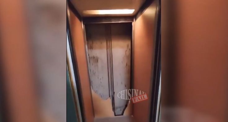 В Кишинёве неизвестный разбил стенку лифта.
